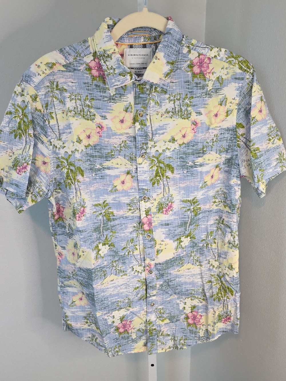 Ricky Singh Men's Light Blue Tropical Floral Button-Down Shirt / Medium